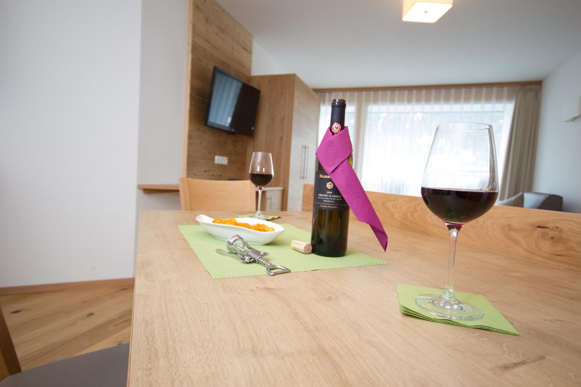 Berglife Appartements Serfaus Ruang foto