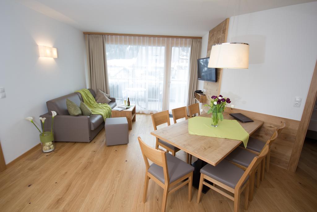 Berglife Appartements Serfaus Ruang foto