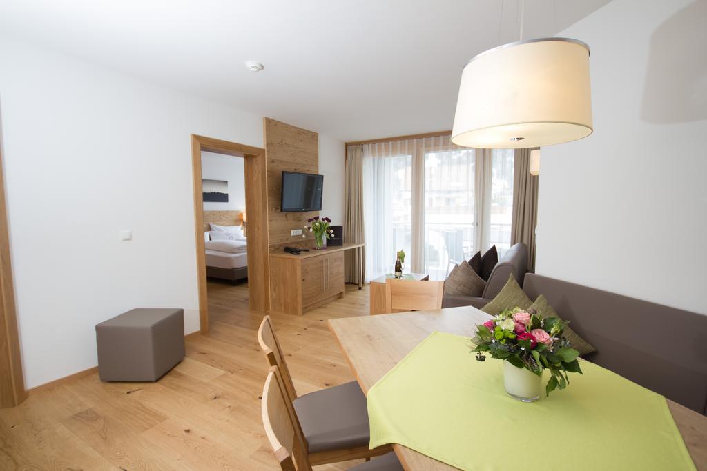 Berglife Appartements Serfaus Ruang foto